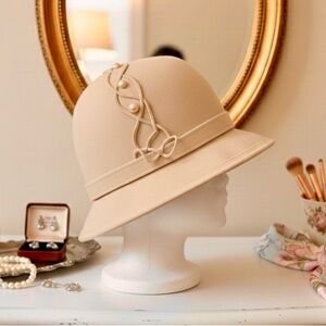 VINTAGE Lilly Daché DEBS Wool Felt Cloche Hat